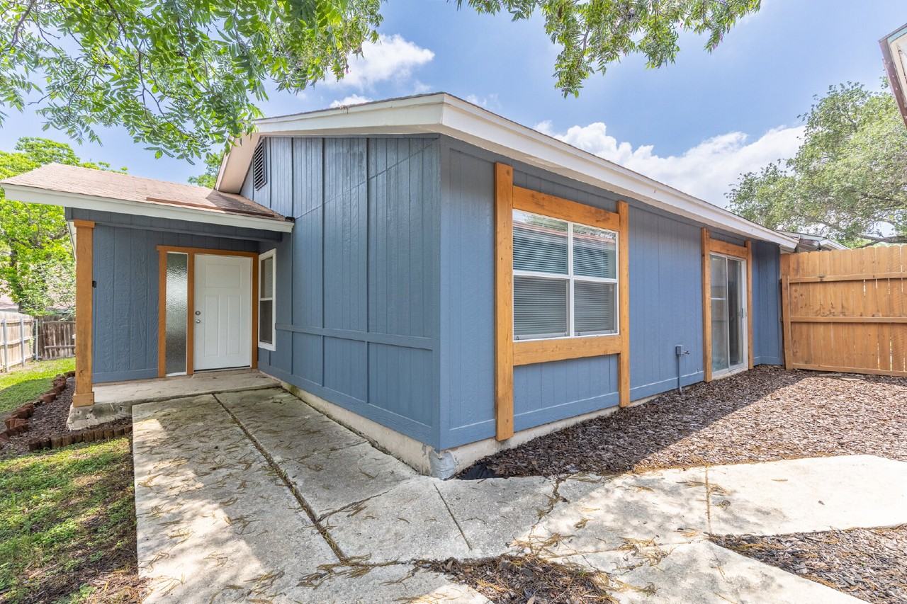 1366 Bayou Dr - Photo 5 of 31