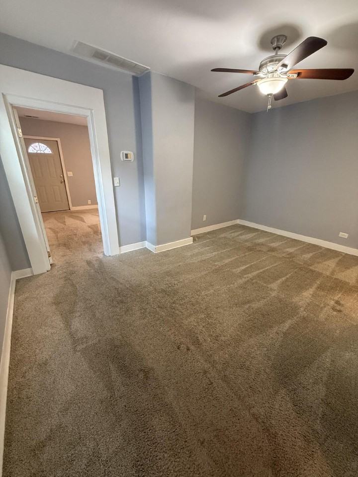 916 Schiller Ct - Photo 4 of 20
