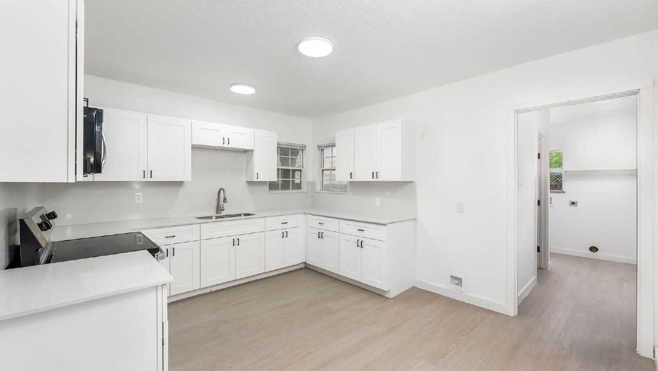 1135 Ceralvo St - Photo 4 of 17