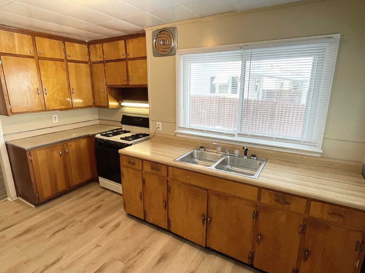 714 E 20th St - Photo 3 of 10