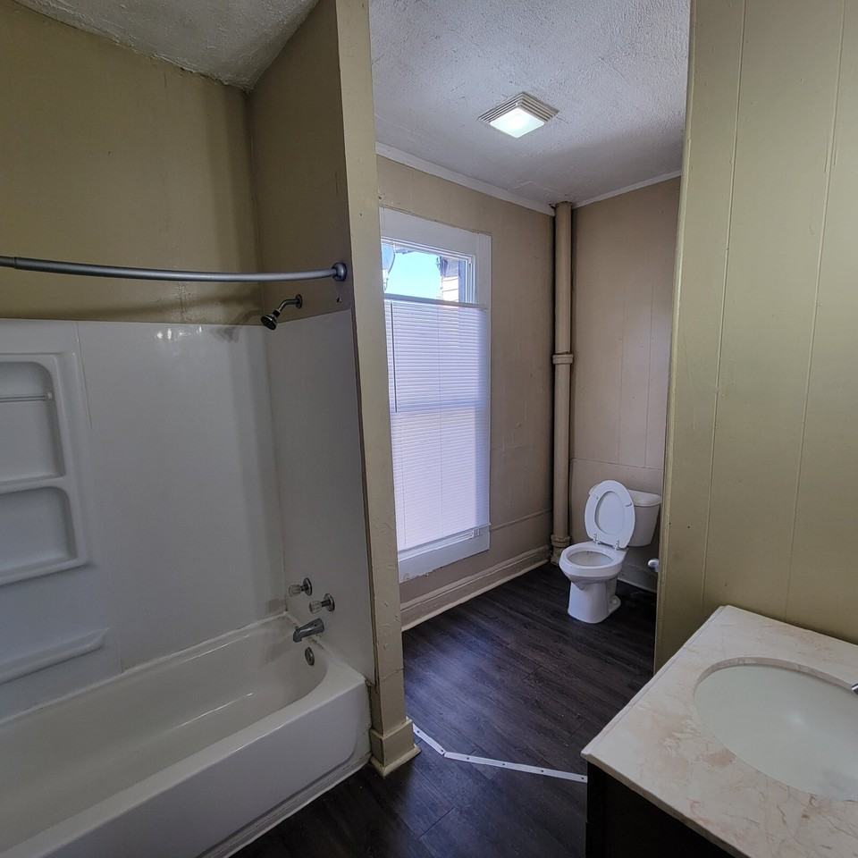 915 Marion Ave - Photo 2 of 6