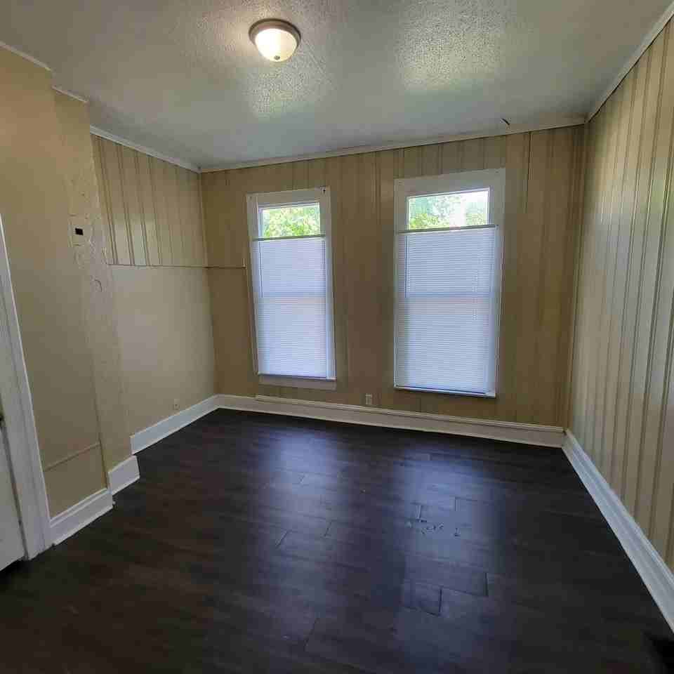 915 Marion Ave - Photo 3 of 6