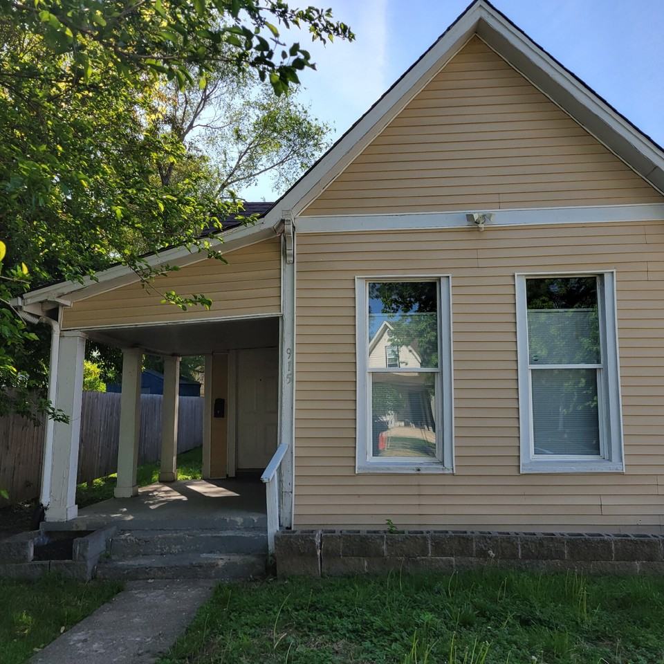 915 Marion Ave - Photo 4 of 6
