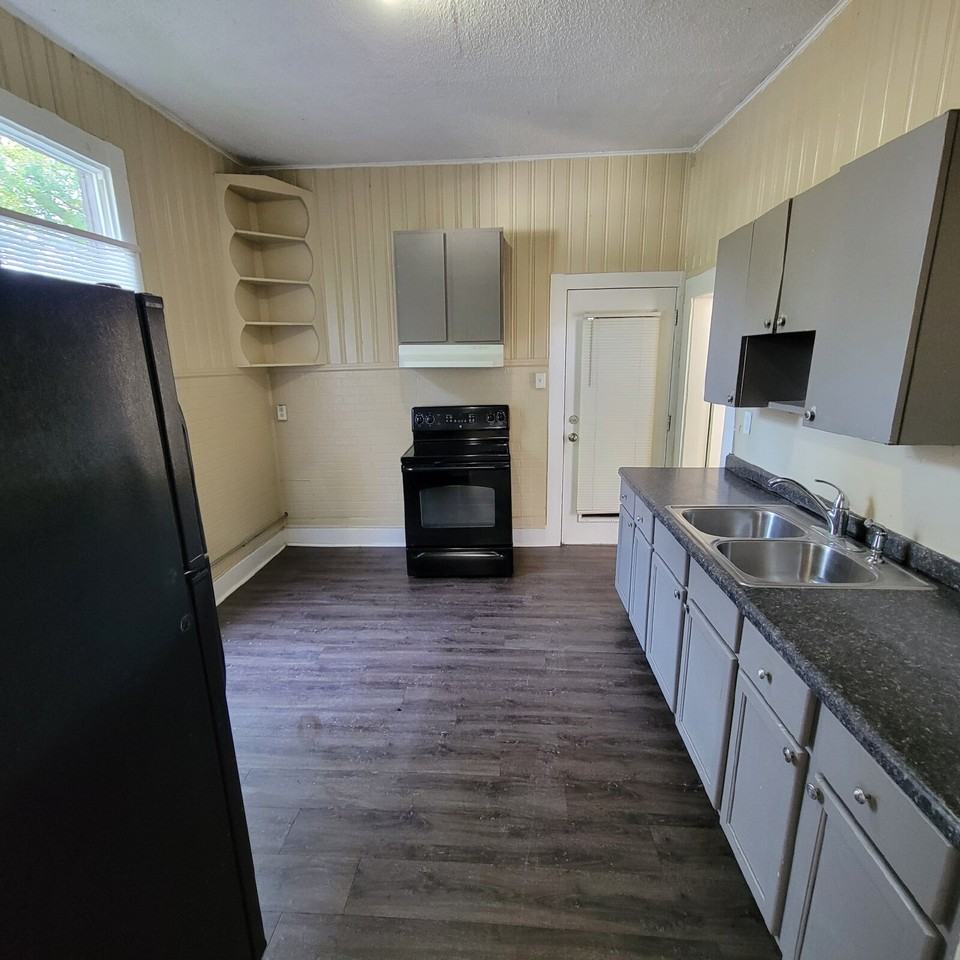 915 Marion Ave - Photo 5 of 6