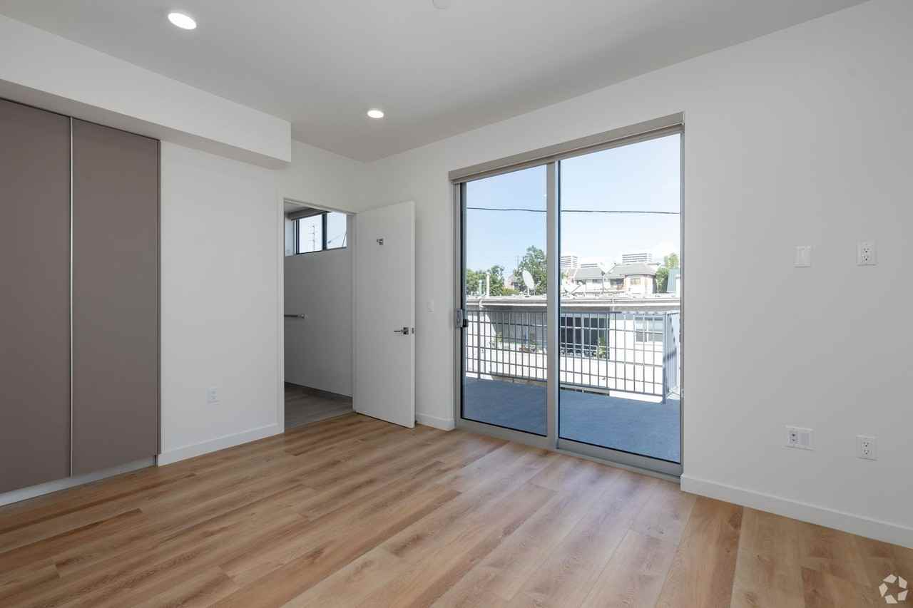 Federal Apartments - Photo 4 of 11