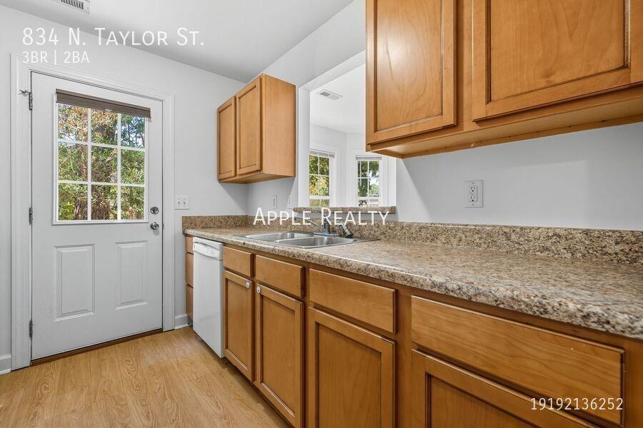 834 N Taylor St - Photo 5 of 16