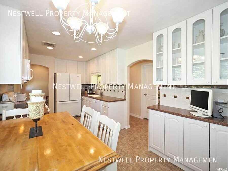 501 E 250 N - Photo 2 of 24