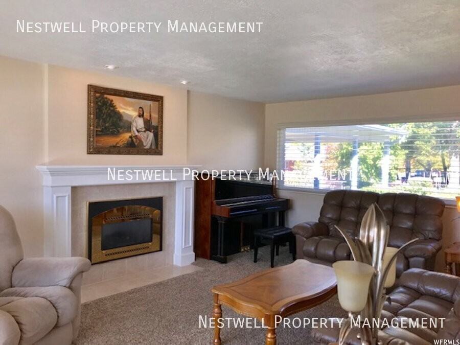 501 E 250 N - Photo 4 of 24