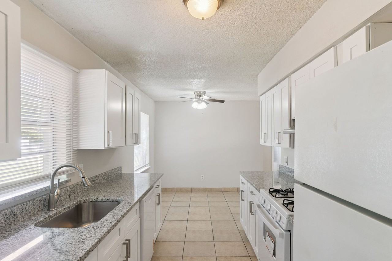2853 Sanford Ave - Photo 4 of 10