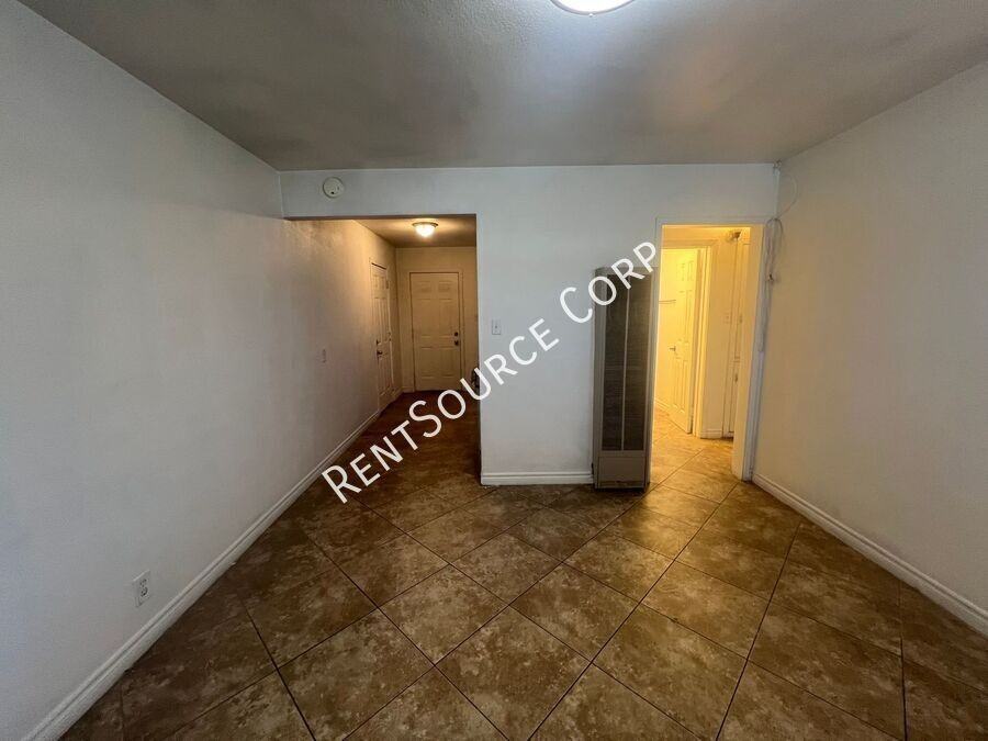 411 S 1st Ave #B - Photo 4 of 17