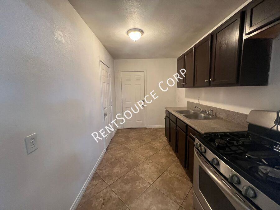 411 S 1st Ave #B - Photo 5 of 17
