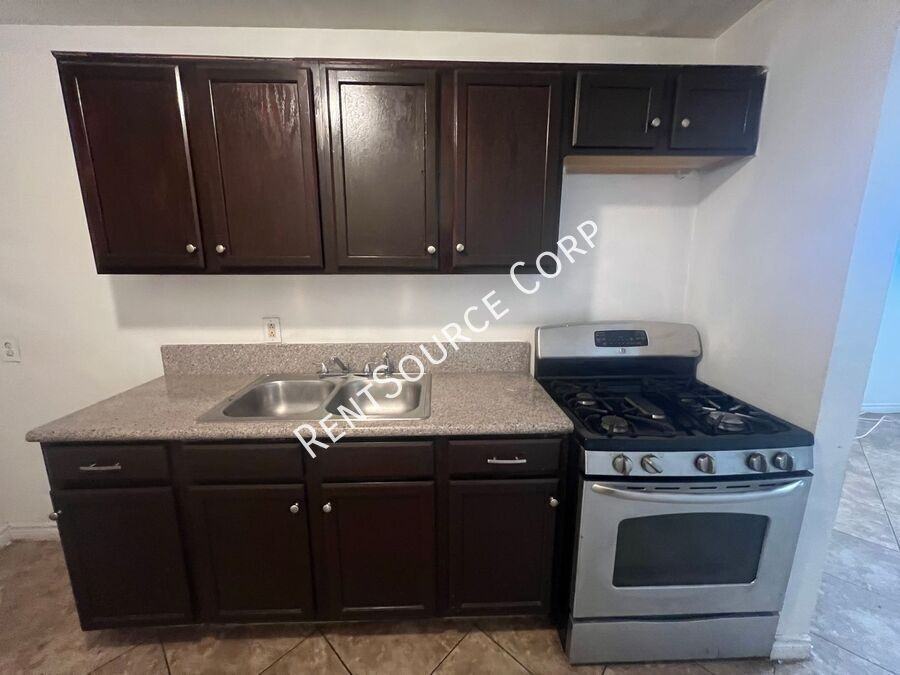 411 S 1st Ave #B - Photo 6 of 17