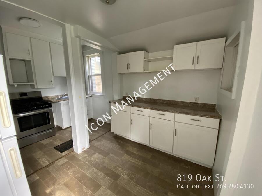 819 Oak St - Photo 3 of 15