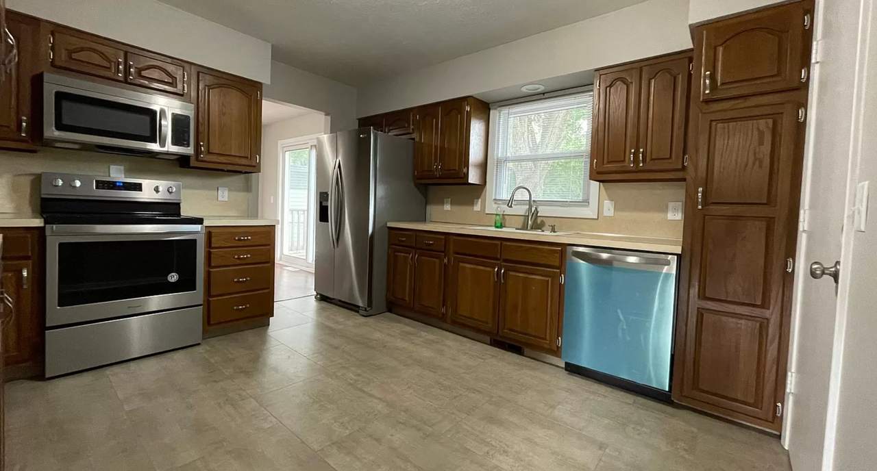 9610 Spaulding St - Photo 5 of 14