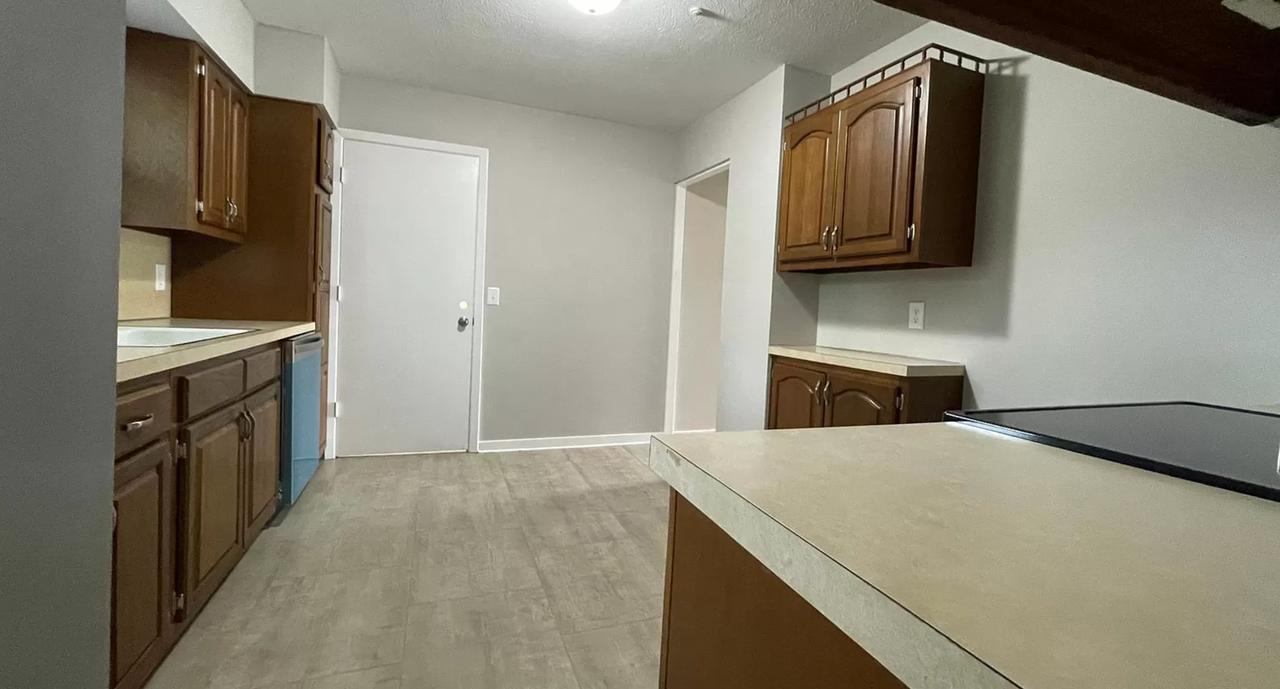9610 Spaulding St - Photo 7 of 14