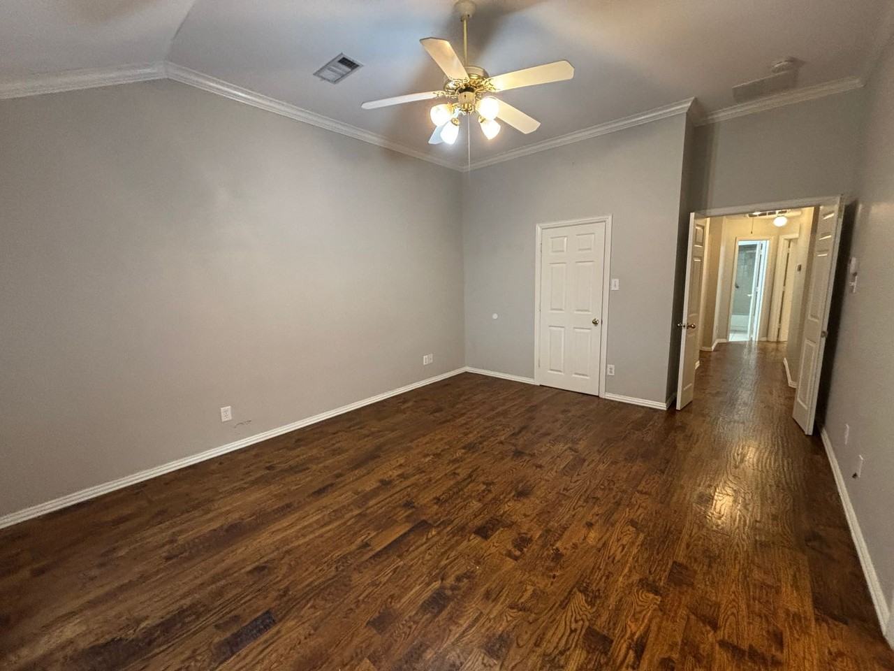 2921 Meadow Glen Dr - Photo 2 of 9