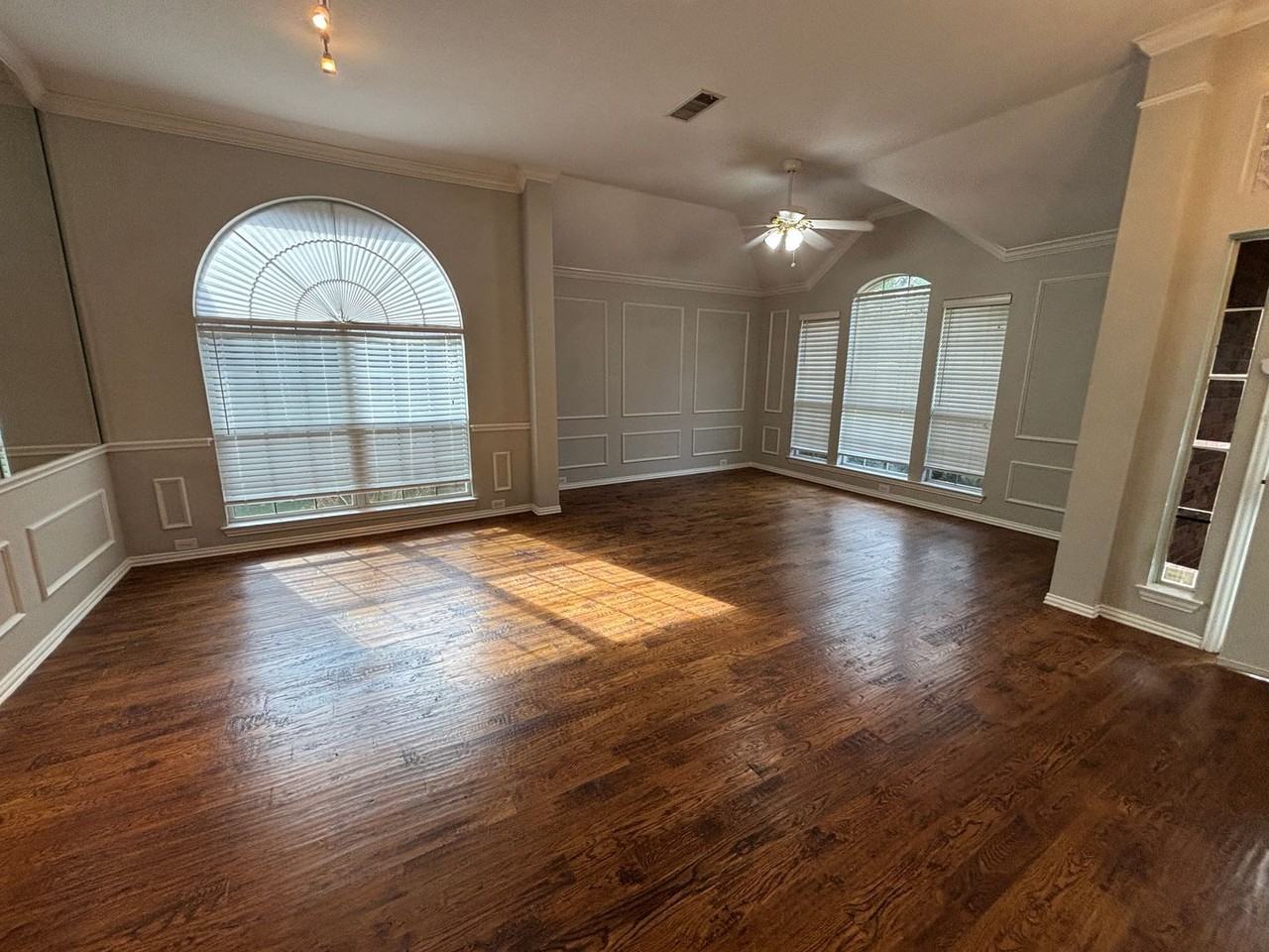2921 Meadow Glen Dr - Photo 4 of 9
