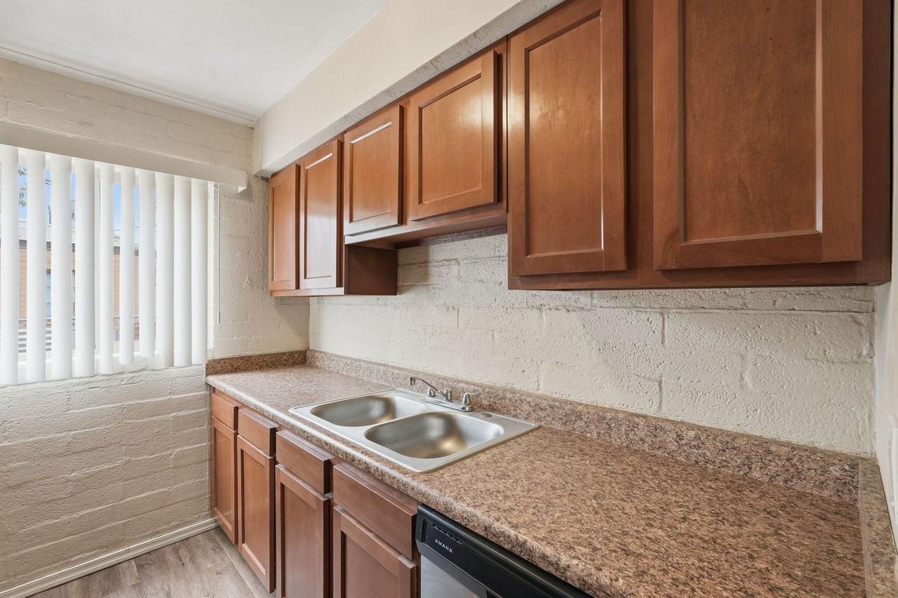 2520 E Cameron Vis - Photo 6 of 22
