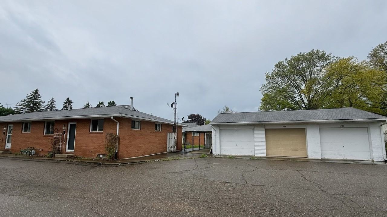 245 Kennedy St - Photo 3 of 12