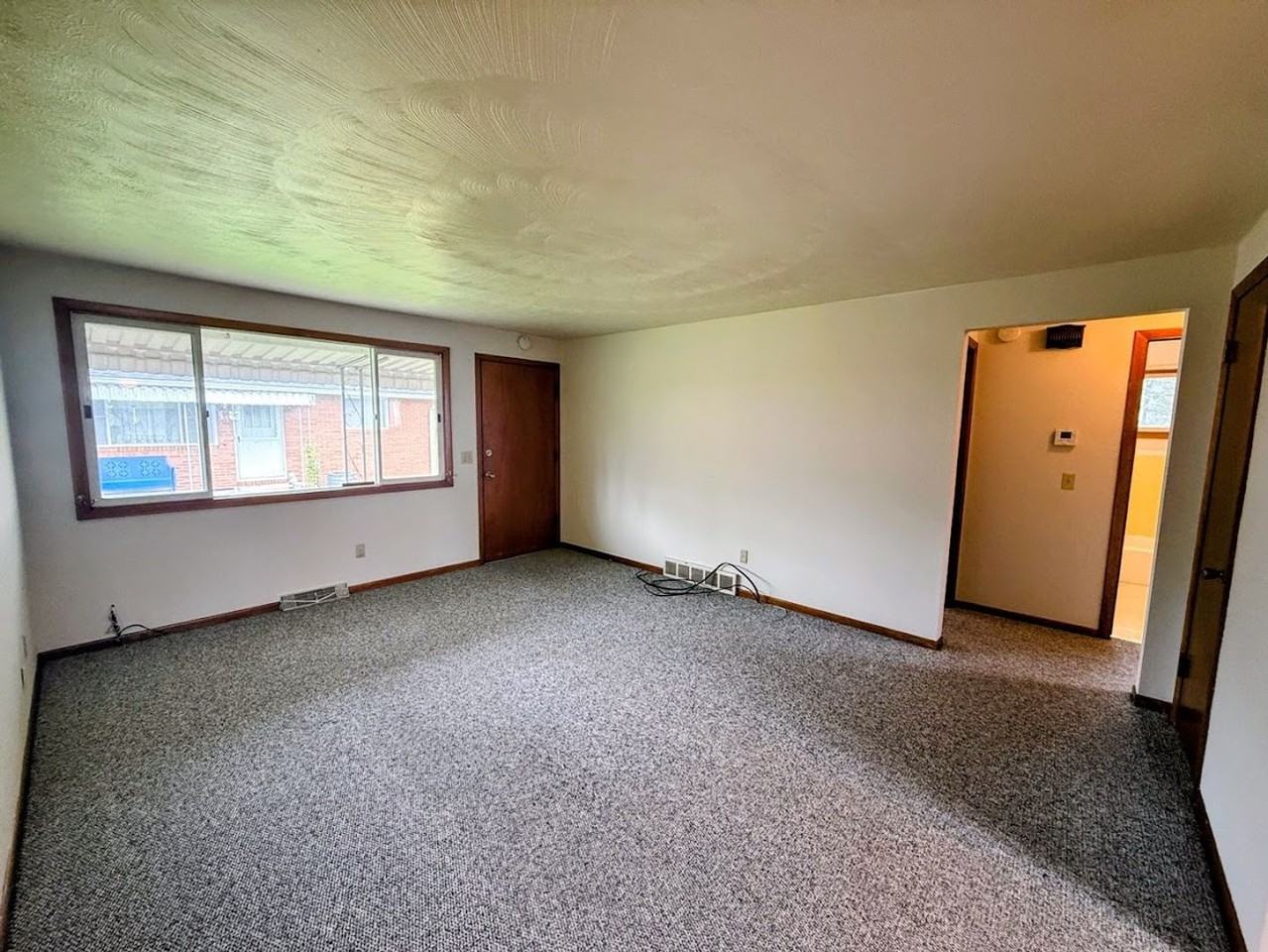 245 Kennedy St - Photo 4 of 12