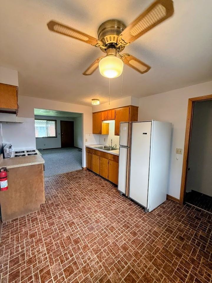 245 Kennedy St - Photo 5 of 12