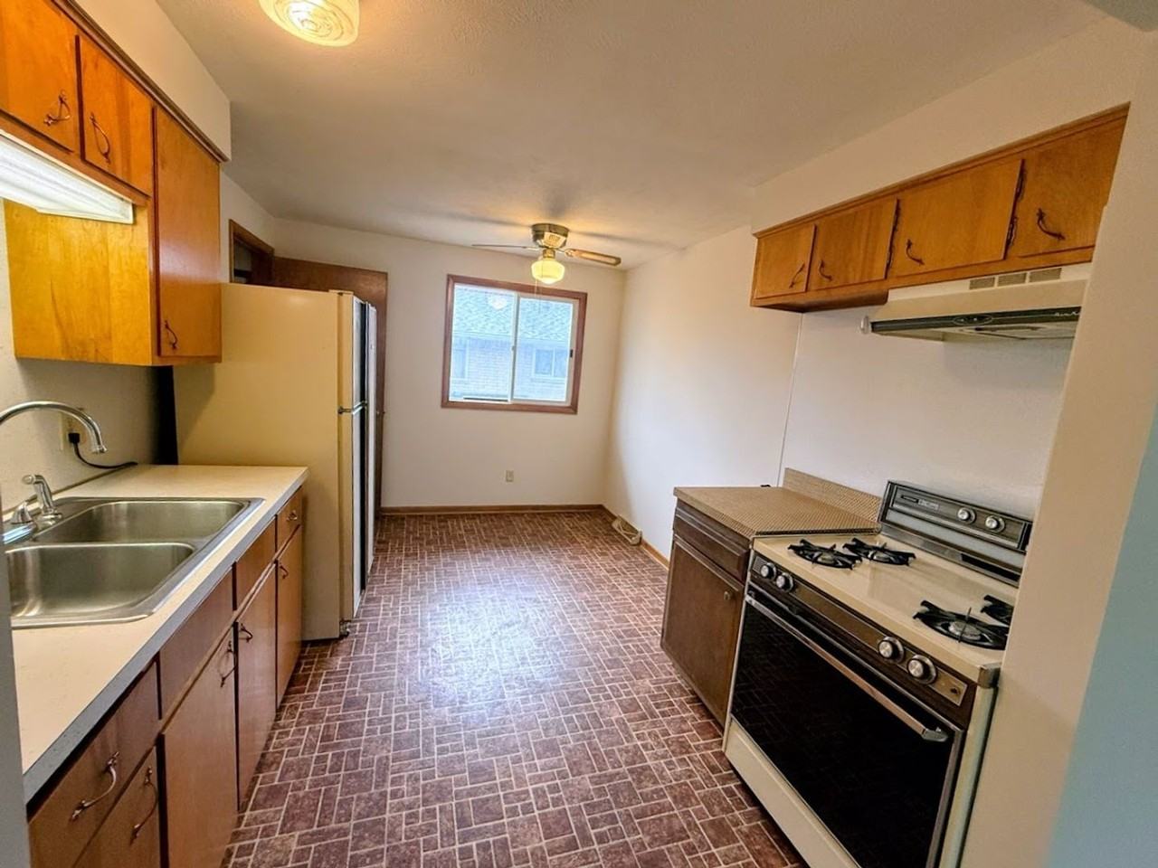 245 Kennedy St - Photo 6 of 12