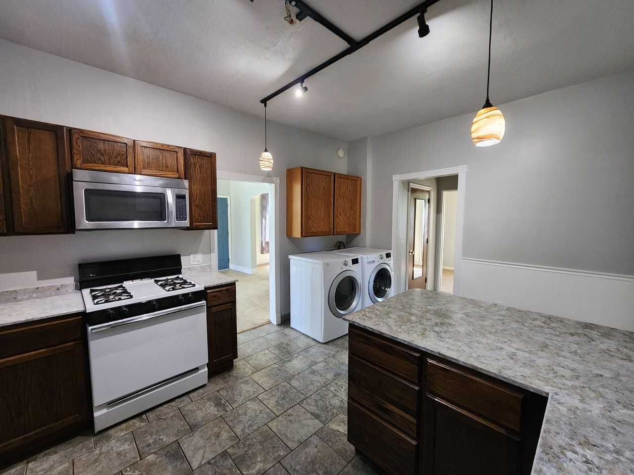 1306 W Gillespie Ave - Photo 4 of 17