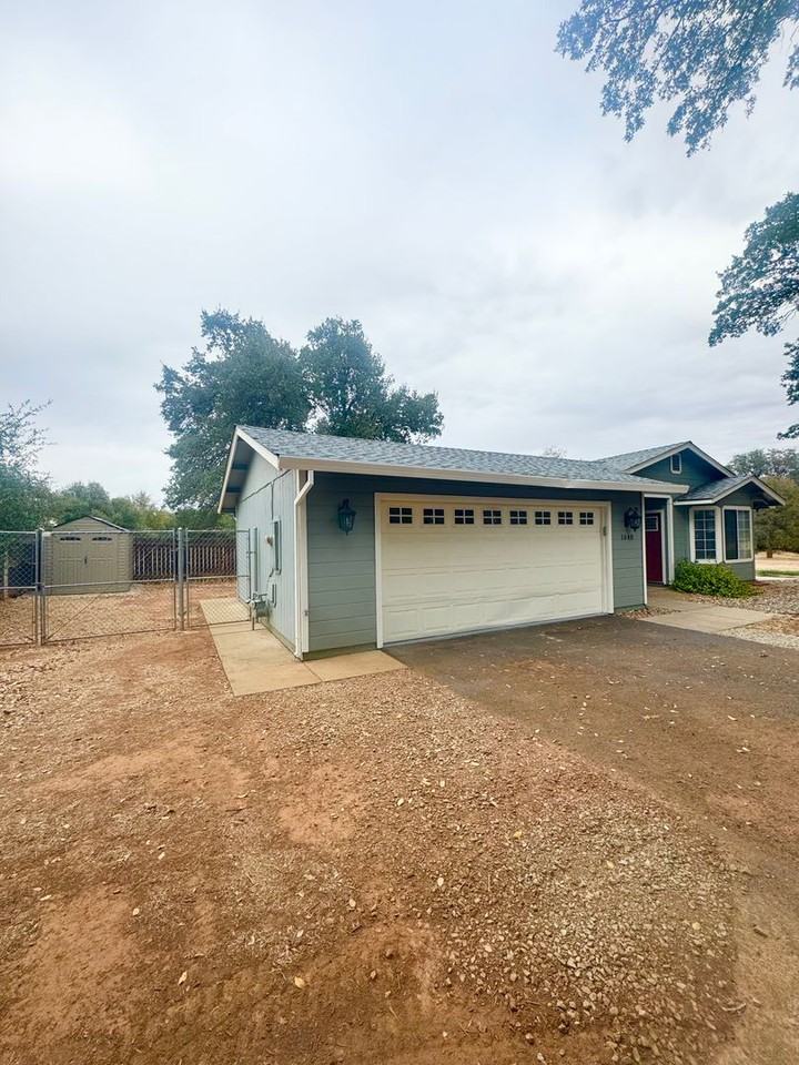 1040 Michael Ln - Photo 2 of 18
