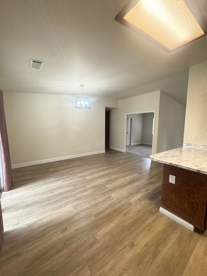 1040 Michael Ln - Photo 6 of 18