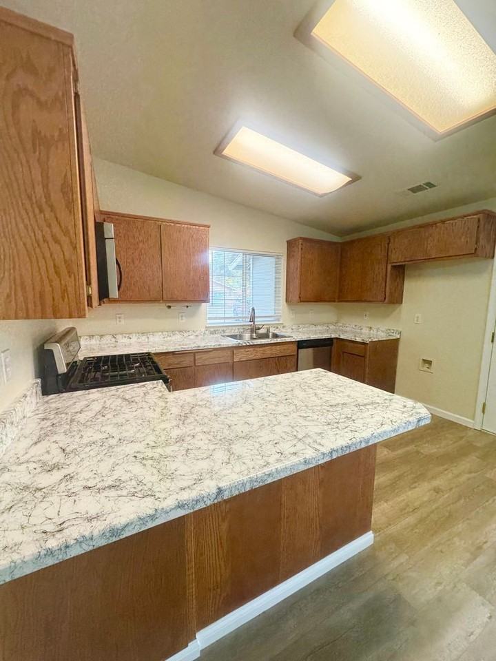 1040 Michael Ln - Photo 7 of 18