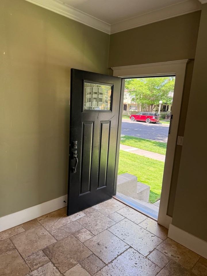 414 W Oak St - Photo 2 of 4