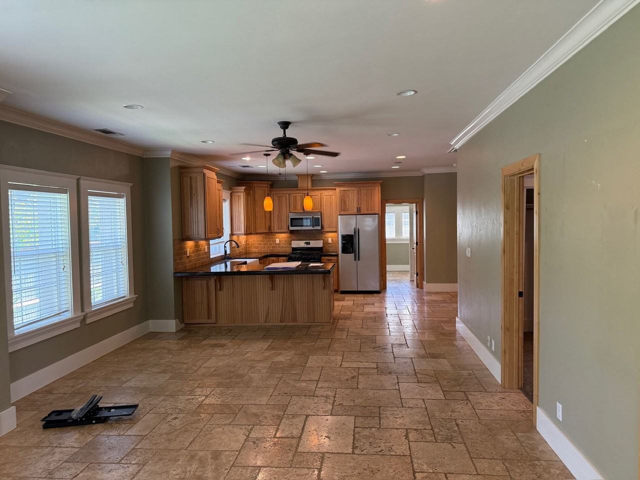 414 W Oak St - Photo 3 of 4