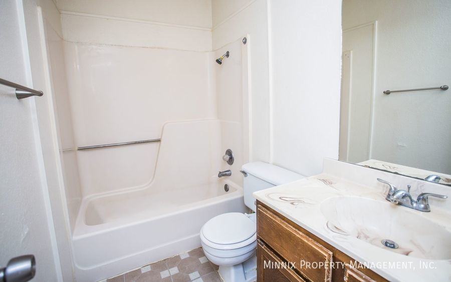 5804 6th St #B - Photo 3 of 20