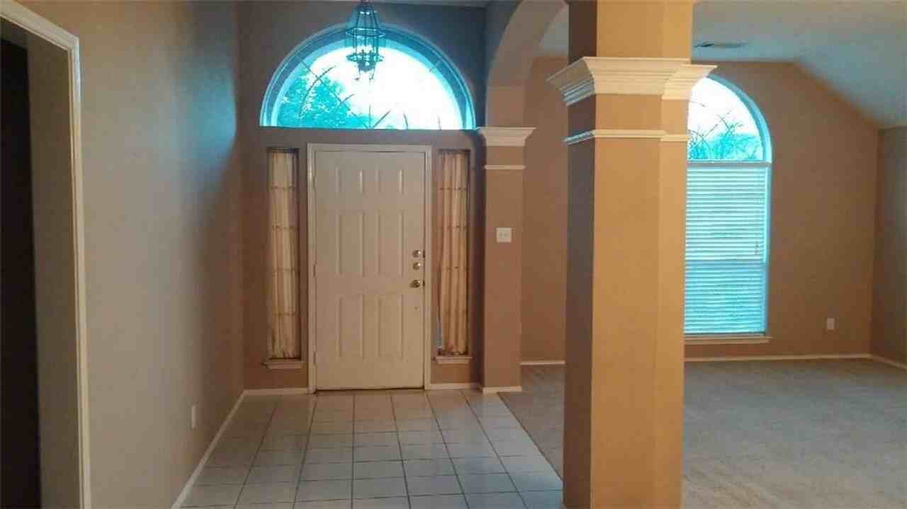 10213 Mallory Dr - Photo 2 of 15