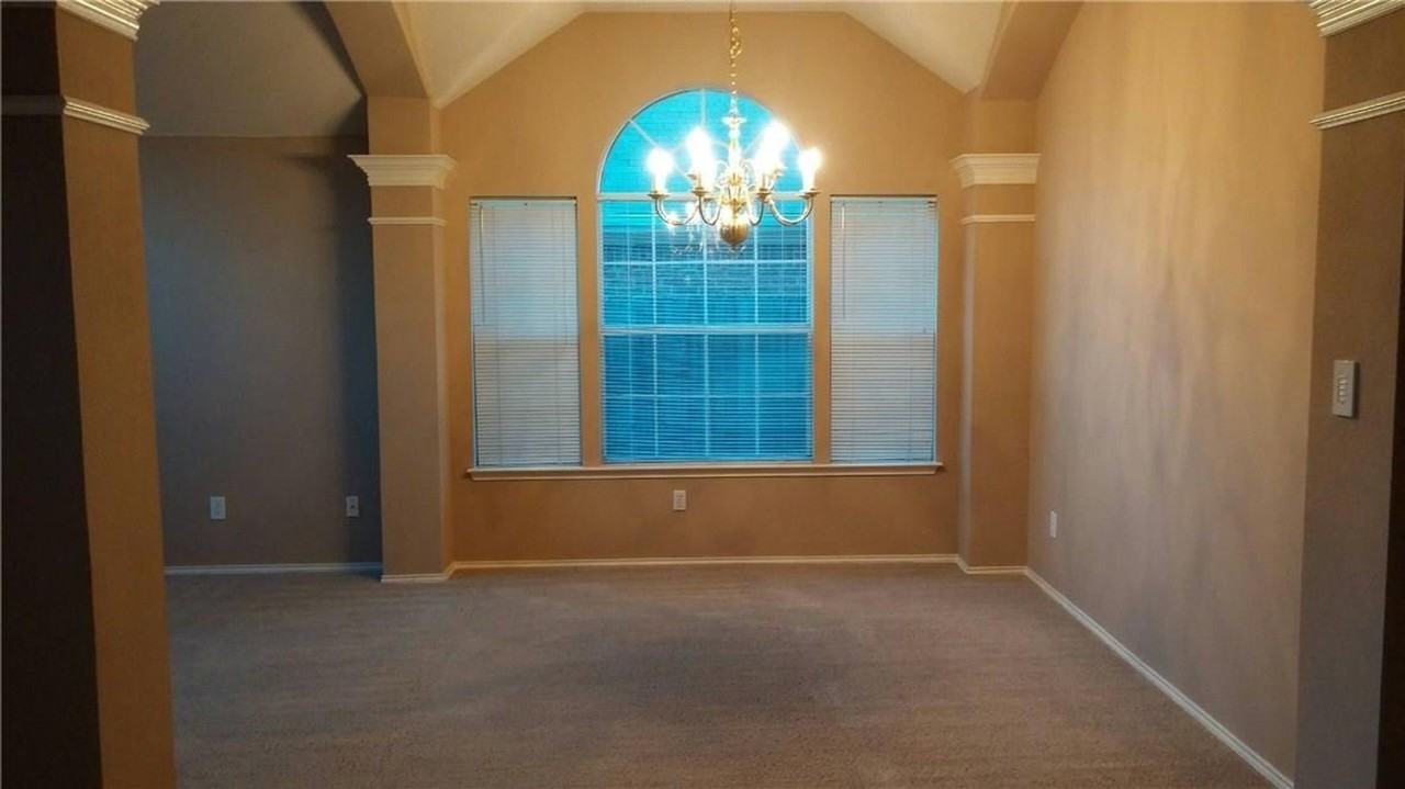 10213 Mallory Dr - Photo 3 of 15