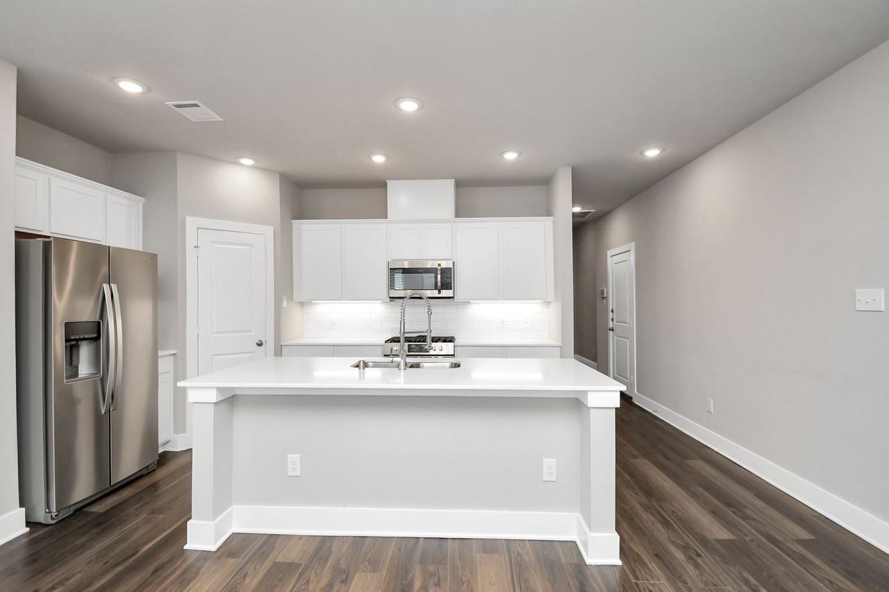 10507 Moon Valley Ln - Photo 2 of 32