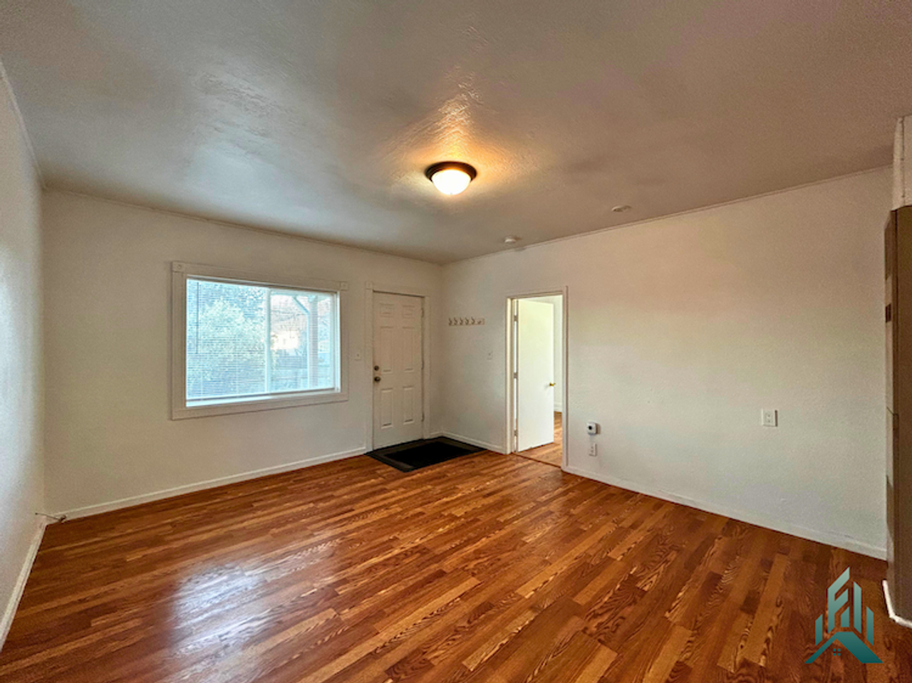 625 Geary St Se - Photo 3 of 12