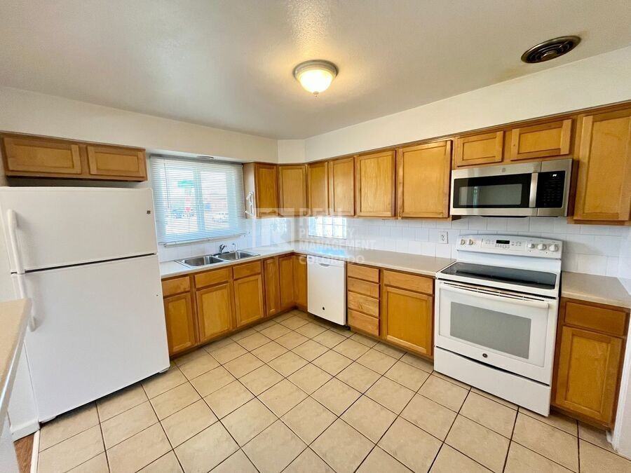 3698 N Glencoe St - Photo 3 of 9