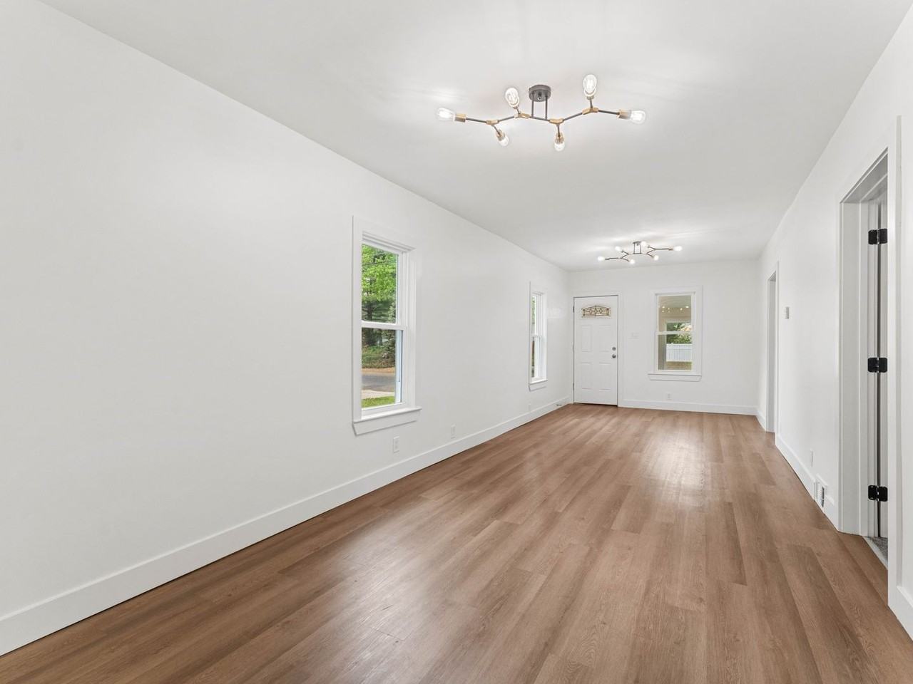 8534 Orchard Ave - Photo 4 of 26