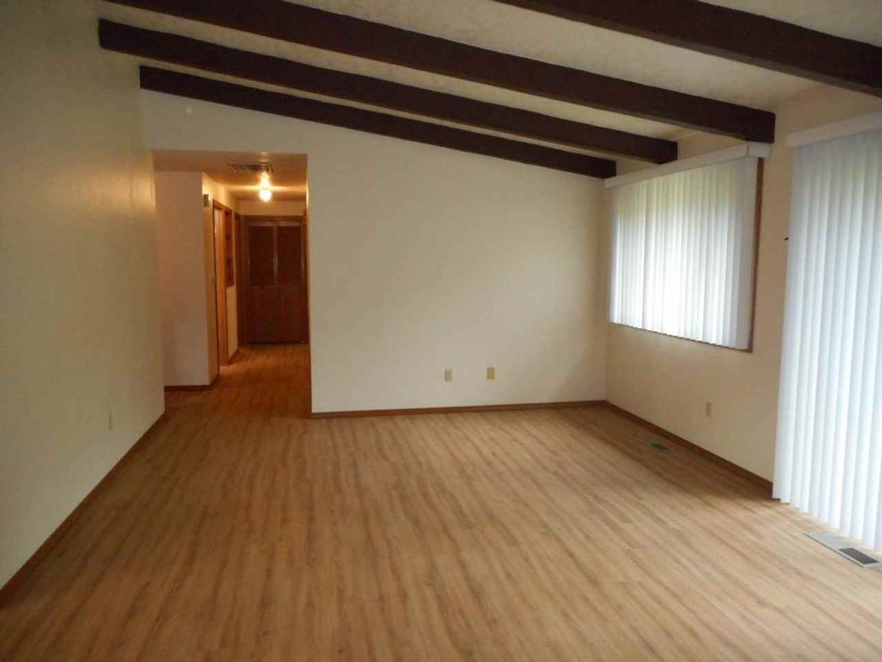 2377 Edgehill Ct S - Photo 2 of 14