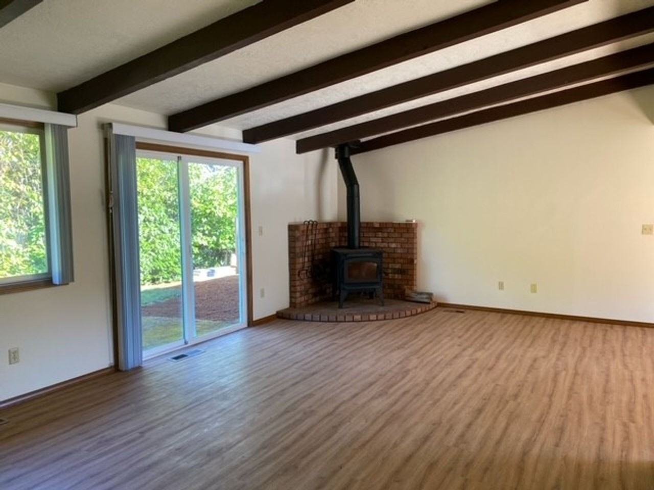 2377 Edgehill Ct S - Photo 3 of 14