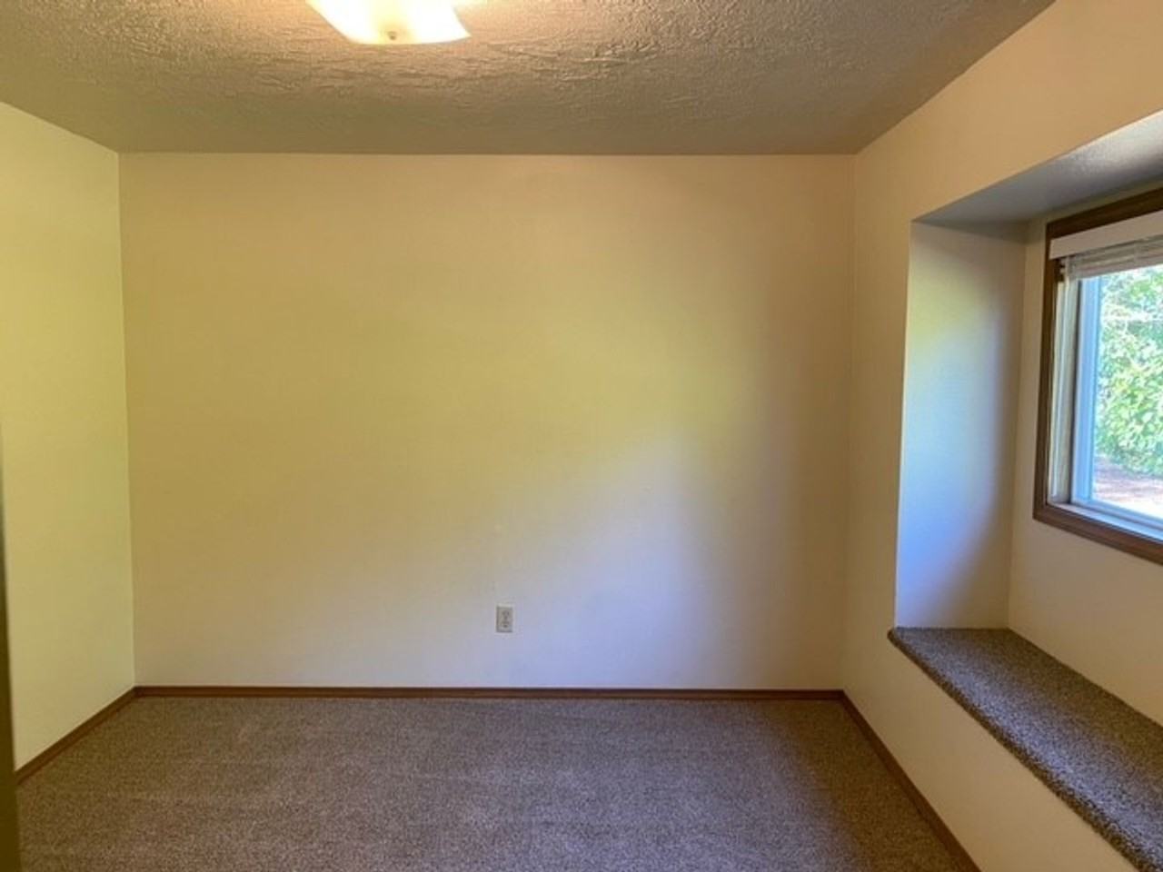 2377 Edgehill Ct S - Photo 4 of 14