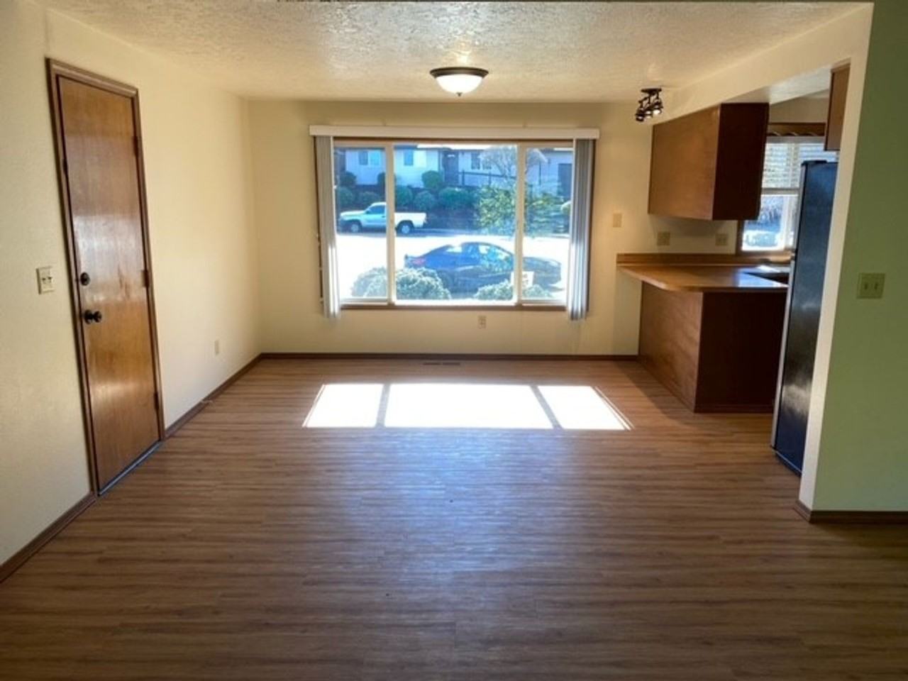 2377 Edgehill Ct S - Photo 5 of 14