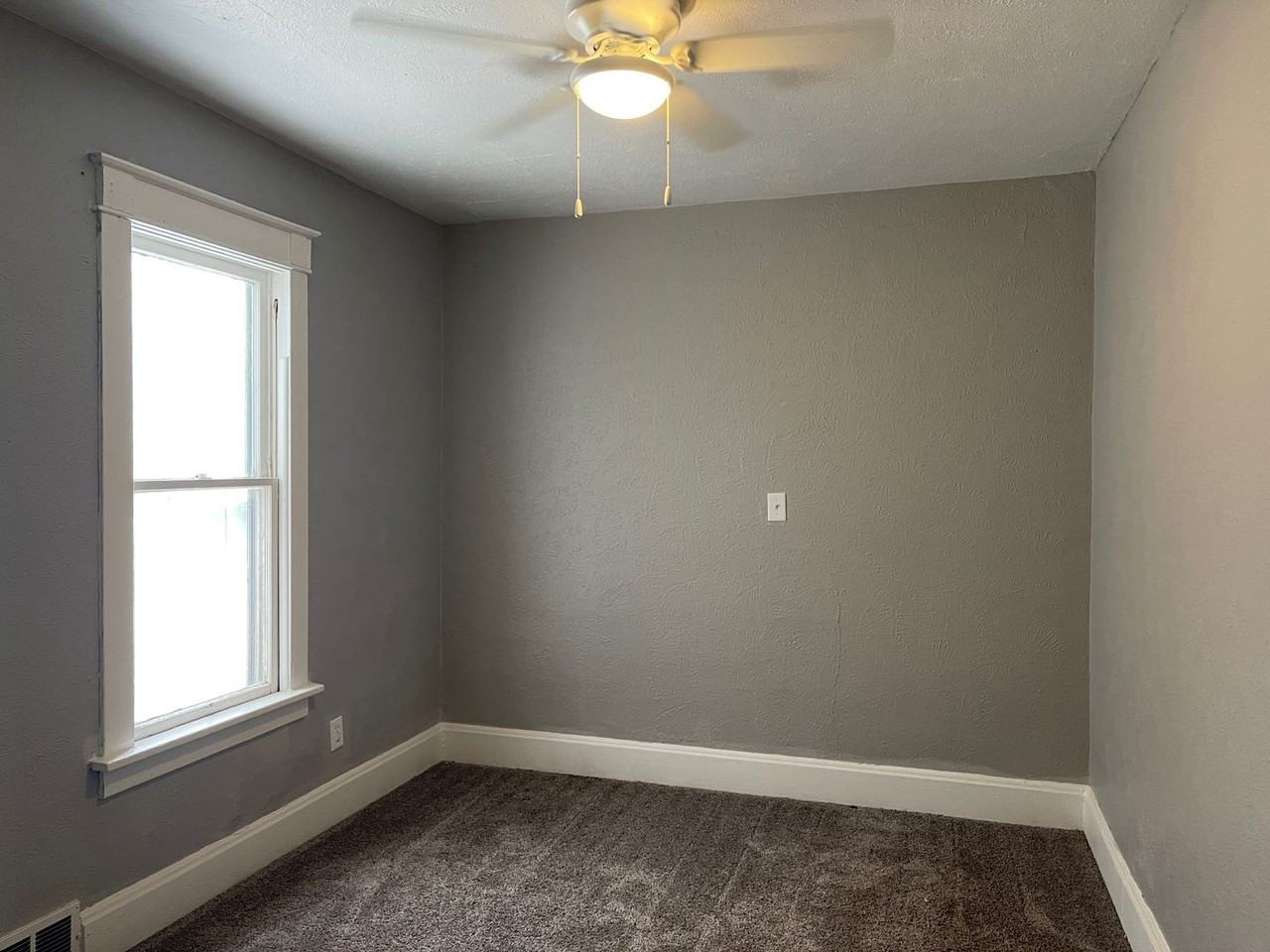 147 6th St - Photo 4 of 8