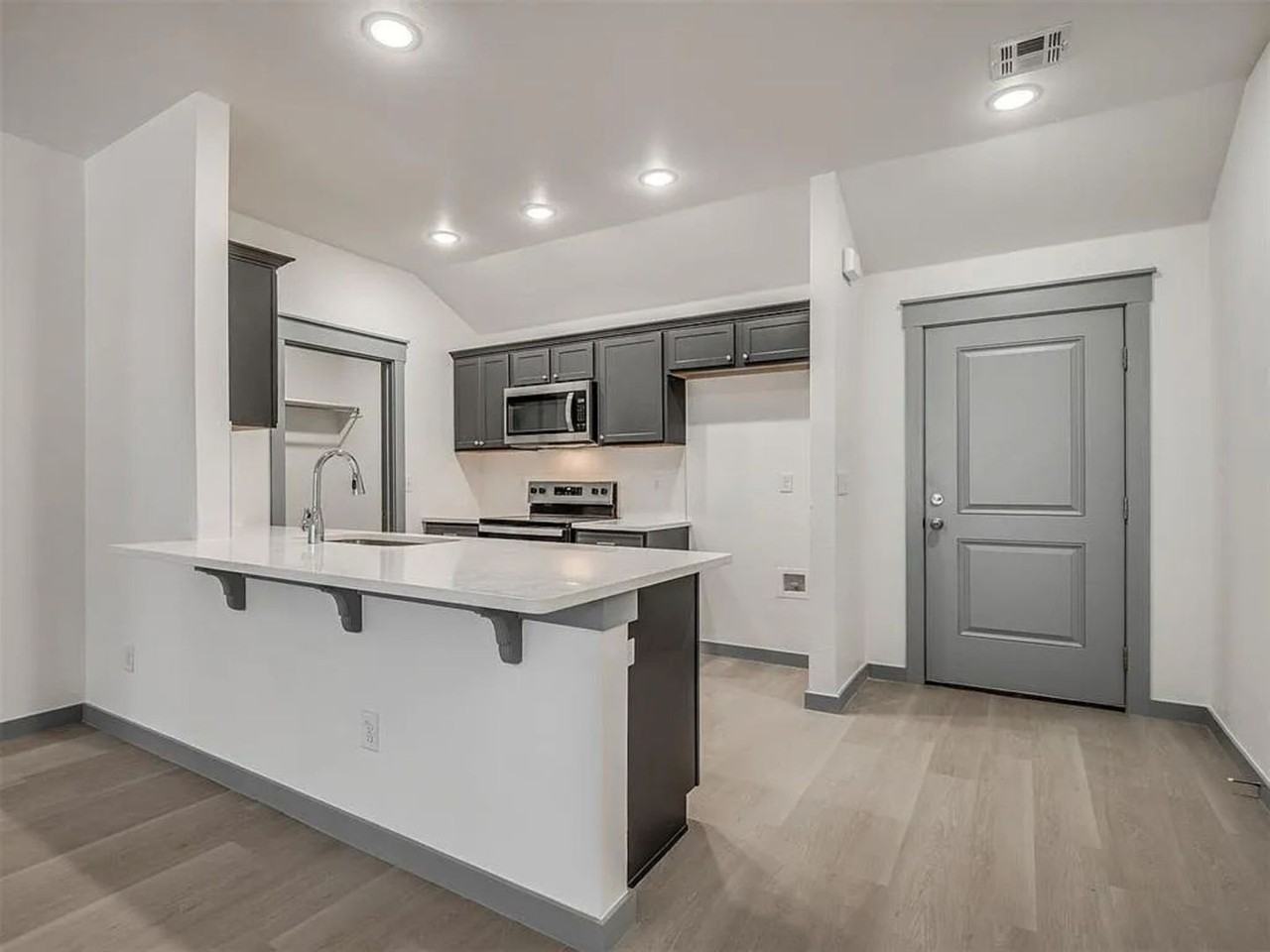 921 Nw 87th St - Photo 5 of 43