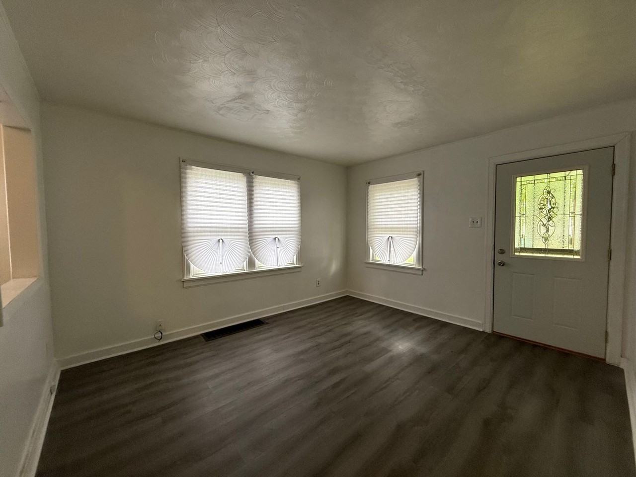 1091 N Oakcrest Ave - Photo 3 of 11