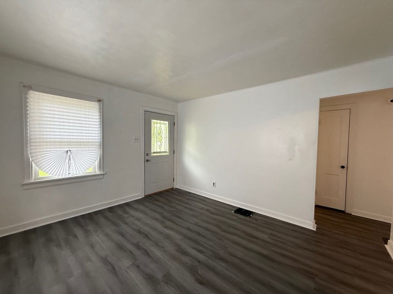 1091 N Oakcrest Ave - Photo 4 of 11