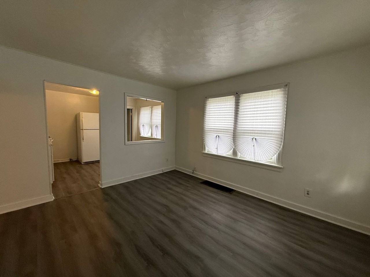 1091 N Oakcrest Ave - Photo 5 of 11