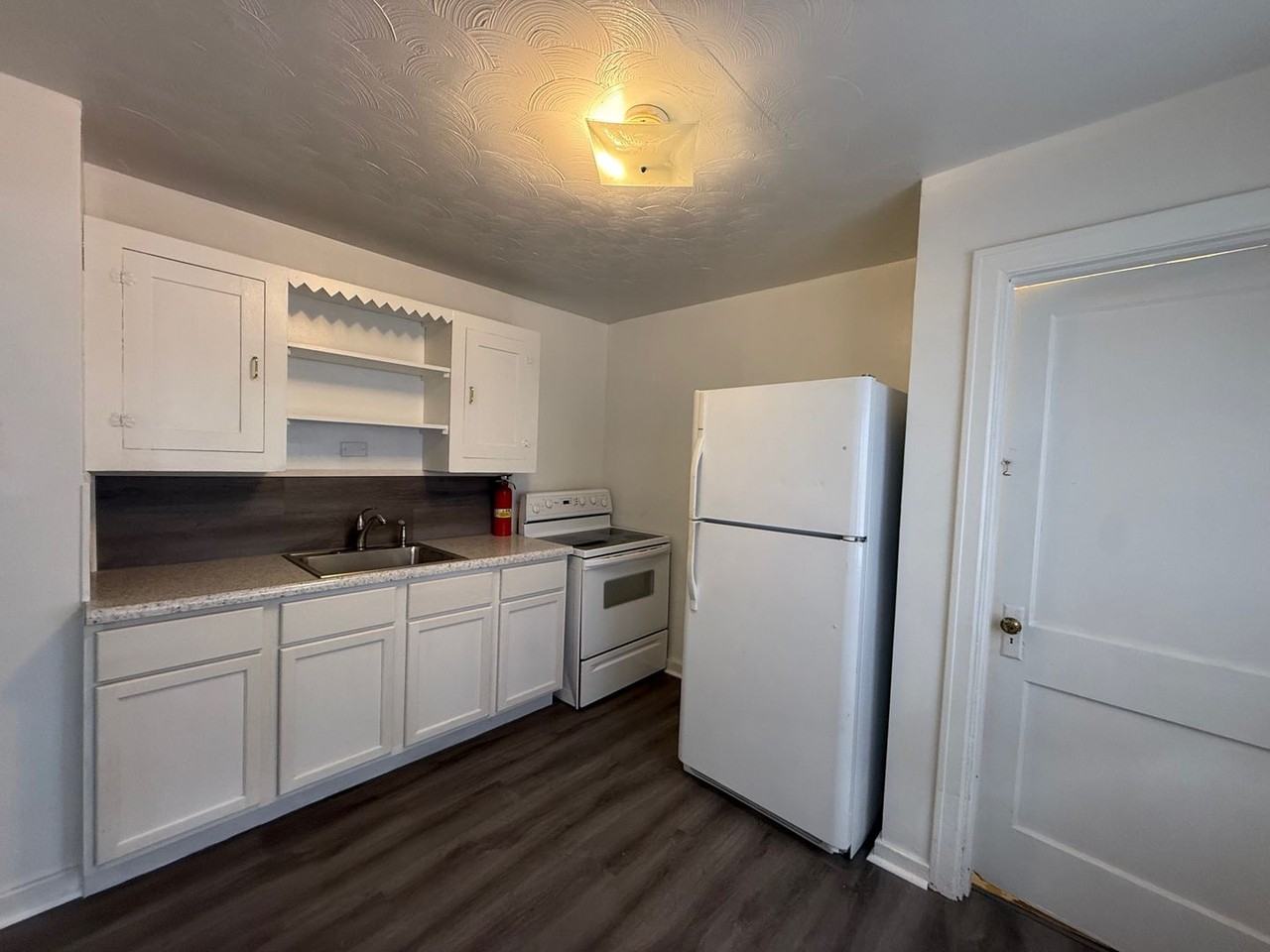 1091 N Oakcrest Ave - Photo 6 of 11