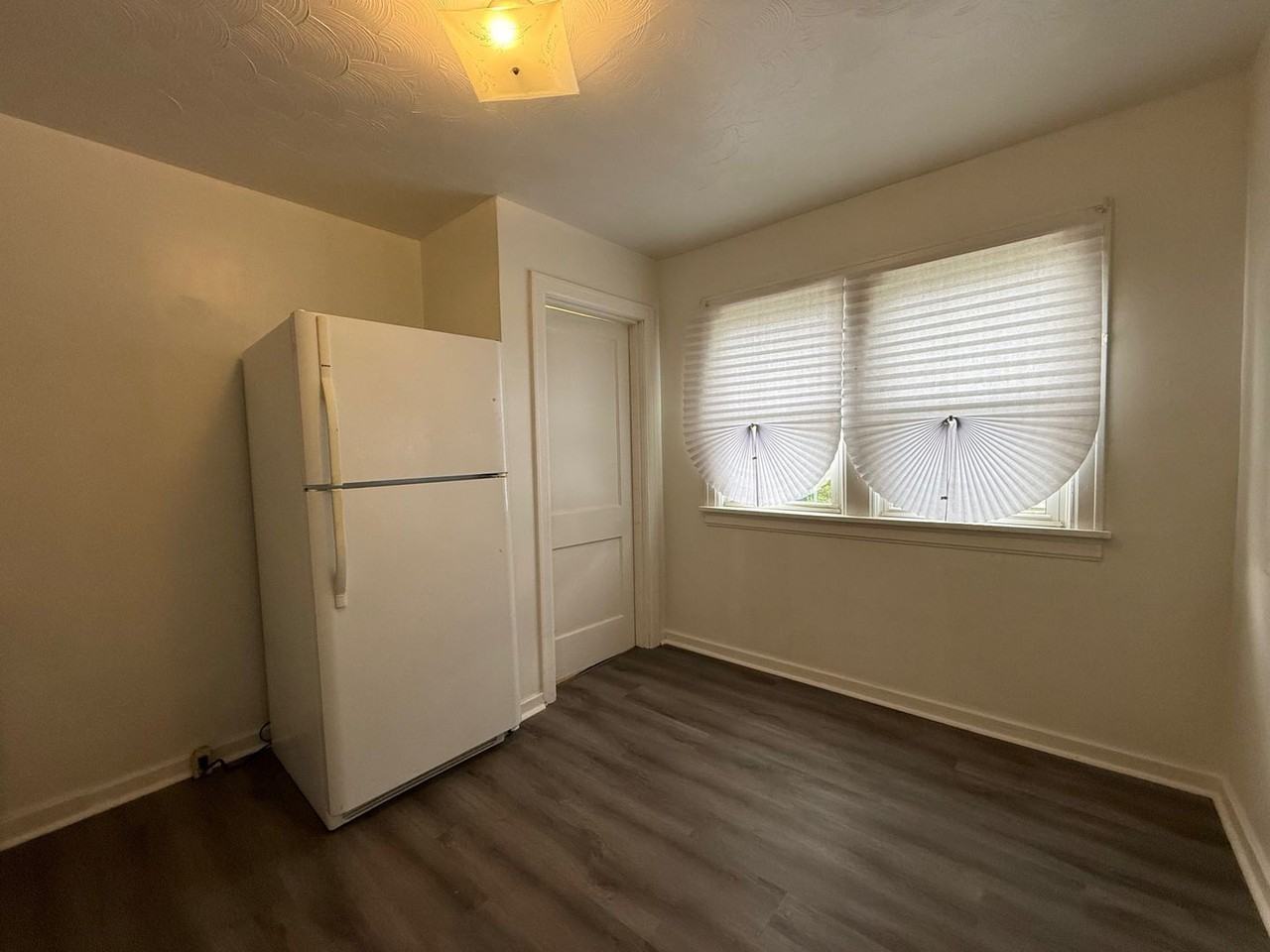 1091 N Oakcrest Ave - Photo 7 of 11
